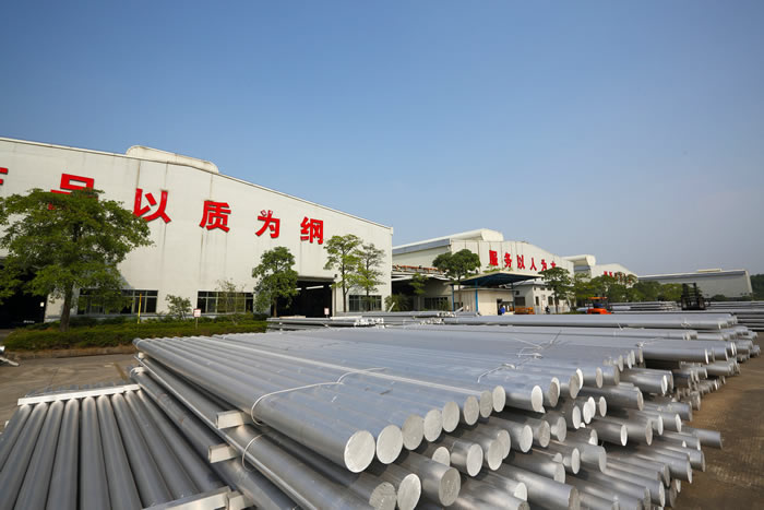 鋁型材定制開模鋁型材熔鑄車間-成品鋁棒場(chǎng)地